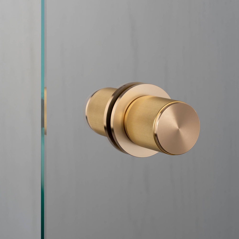 DOOR KNOB SET / PASSAGE / LINEAR / BRASS
